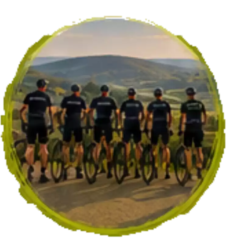 Gezellige wielergroep pauzeert tijdens een fietstocht in de Duitse Eifel