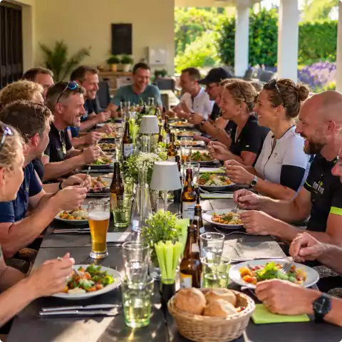Wielergroep geniet van sportmaaltijd na een fietstocht