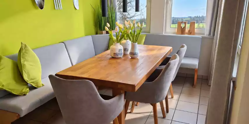 Gezond eten met uitzicht in onze erker in de lounge