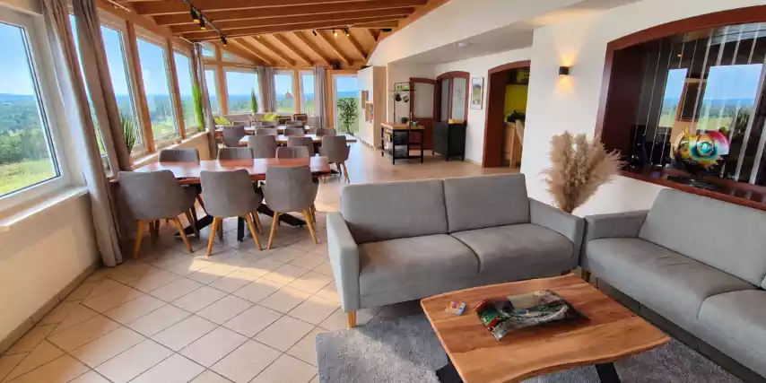 Onze lounge, de perfecte plek voor het ontbijt, lunch of diner met je vrienden of vereniging. Voorzien van alle faciliteiten.