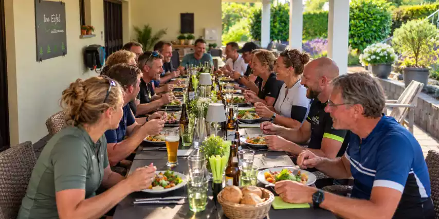 Genieten met je groep, vereniging of vrienden op het terras na een mooie eifel rit