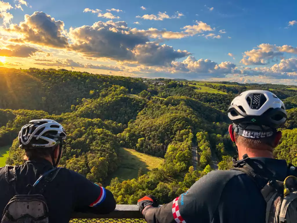 Mountainbiker en wielrenner navigeren door de eifel en moezel regio.