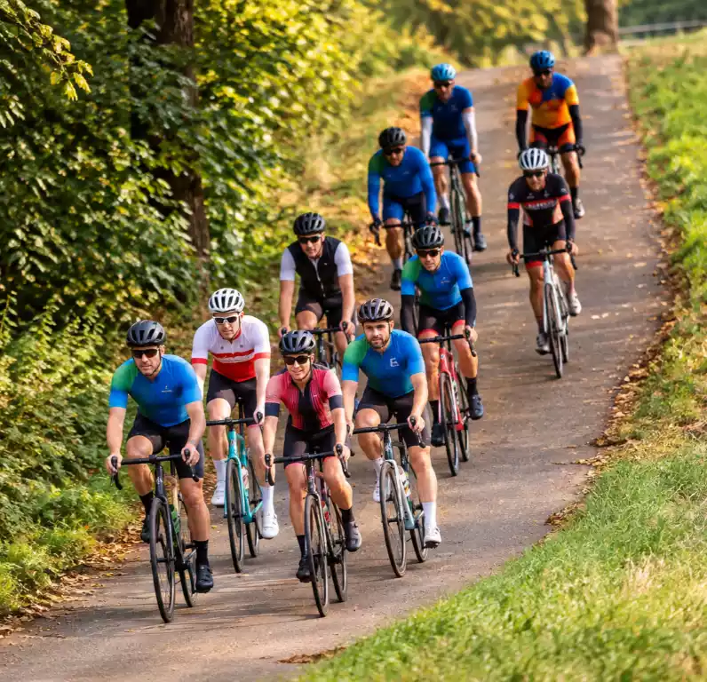 Fietsgroepen genieten van een schitterend weekend met mooie routes door de eifel, moezel en hunsrück regio.