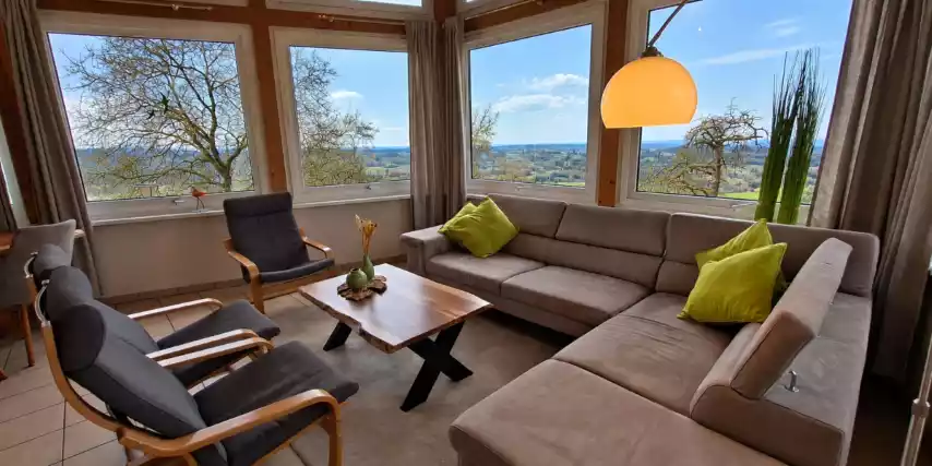 Relaxte zithoek in de lounge, tijd om lekker na te praten na een mooie rit door de Moezelvallei