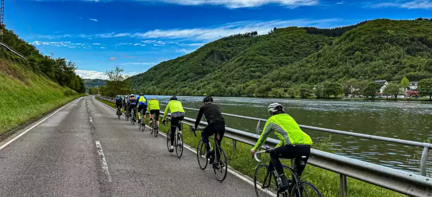 Wielrenners die langs de moezel fietsen.